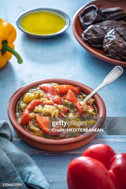 escalivada uma receita mediterrânea com legumes assados como ovo, pimenta, cebola - pimentão vermelho assado - fotografias e filmes do acervo