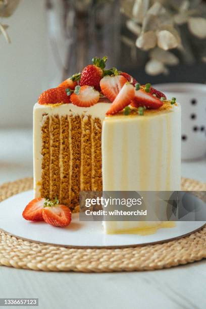 honey cake - gateaux stock pictures, royalty-free photos & images