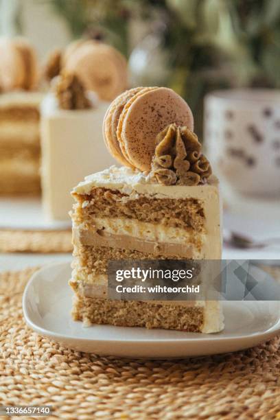 bolo de aveia com creme de café - fatia de bolo - fotografias e filmes do acervo