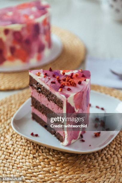 tarta de chocolate con mousse de cereza - gateaux fotografías e imágenes de stock