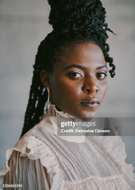 foto de una joven empresaria en el trabajo - dreadlocks fotografías e imágenes de stock