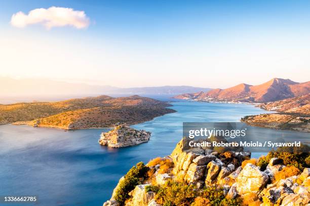 spinalonga island at sunrise, crete, greece - crète photos et images de collection