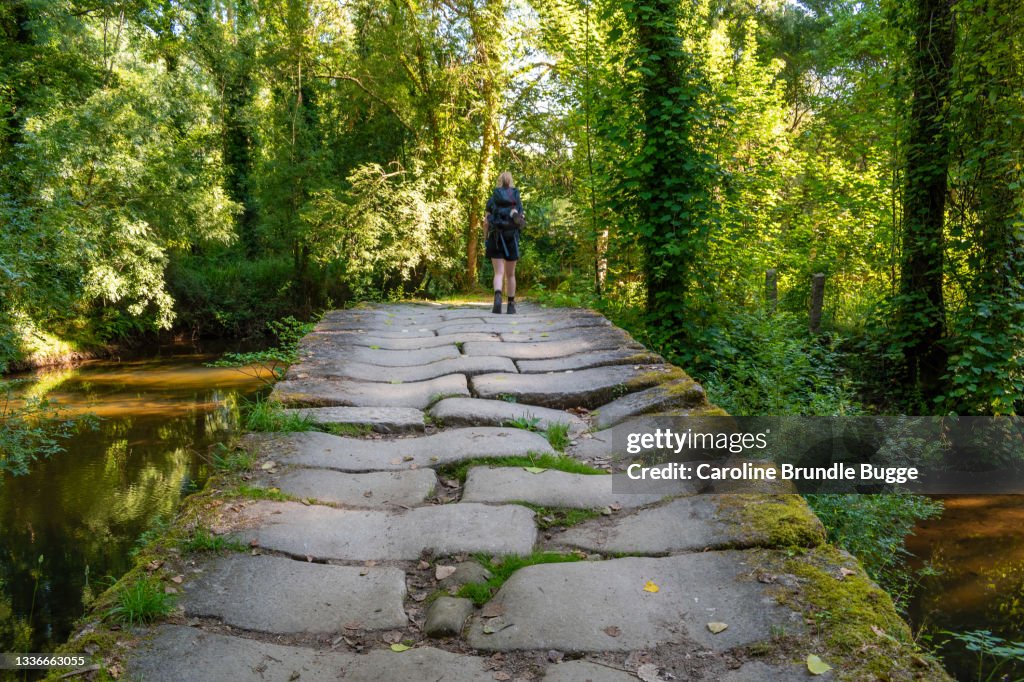 Jovem caminhando pelo Caminho, O Porrino, Pontevedra, Espanha