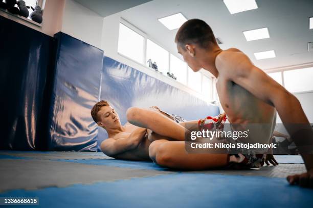 deux hommes en formation de jiu-jitsu - dojo photos et images de collection