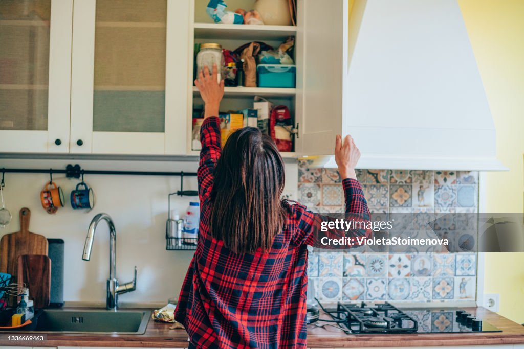 Casalinga che organizza la cucina.