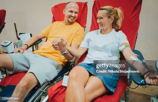 lasst uns gemeinsam blut spenden - blood love stock-fotos und bilder