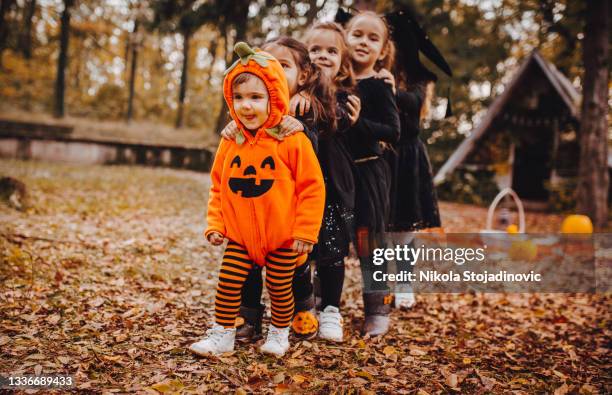 los niños juegan en el bosque en halloween - escoba fotografías e imágenes de stock