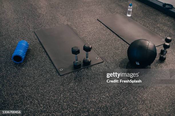 high angle shot of gym equipment set up for a workout session - fitnessapparatuur stockfoto's en -beelden