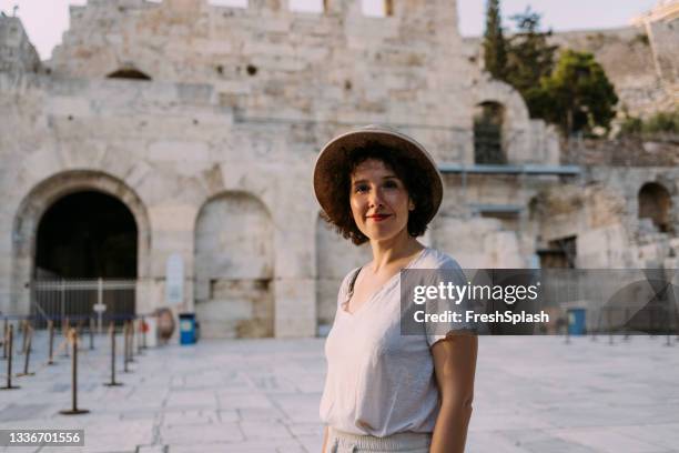 retrato de uma bela curadora feminina em frente ao museu - guide - fotografias e filmes do acervo