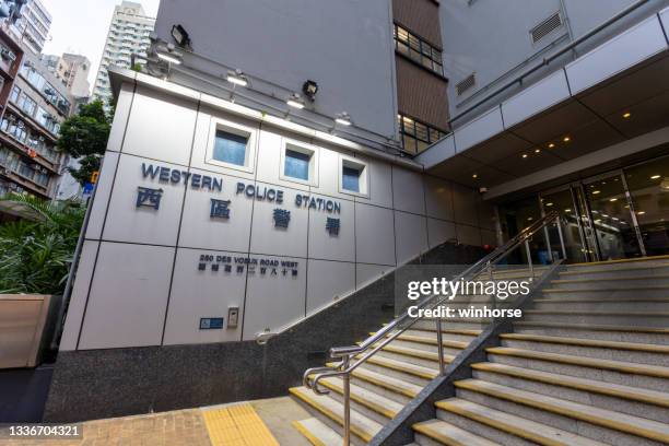 delegacia de polícia ocidental em hong kong - police station - fotografias e filmes do acervo