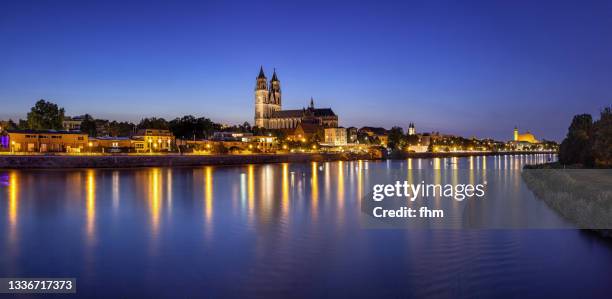 magdeburg skyline panorama at blue hour (saxony-anhalt, germany) - magdeburg dom stock-fotos und bilder