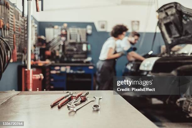 auto service center - auto mechanic shop stock pictures, royalty-free photos & images