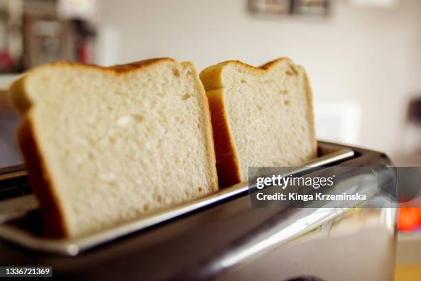 toasted bread - toaster fotografías e imágenes de stock