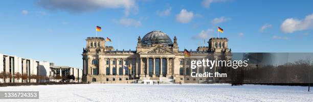 reichstag building with snow (deutscher bundestag, berlin/ germany) - reichstag stock-fotos und bilder