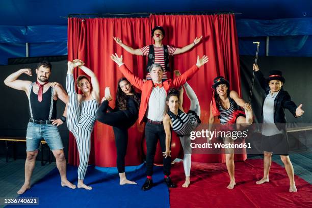 acrobats team stretching while standing on stage in circus - acrobate photos et images de collection