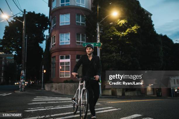 fahrradfahren urban commuter in der abenddämmerung - fahrrad nacht stock-fotos und bilder