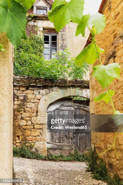 france, dordogne, castelnaud-la-chapelle, entrance gate of old medieval house - périgord photos et images de collection