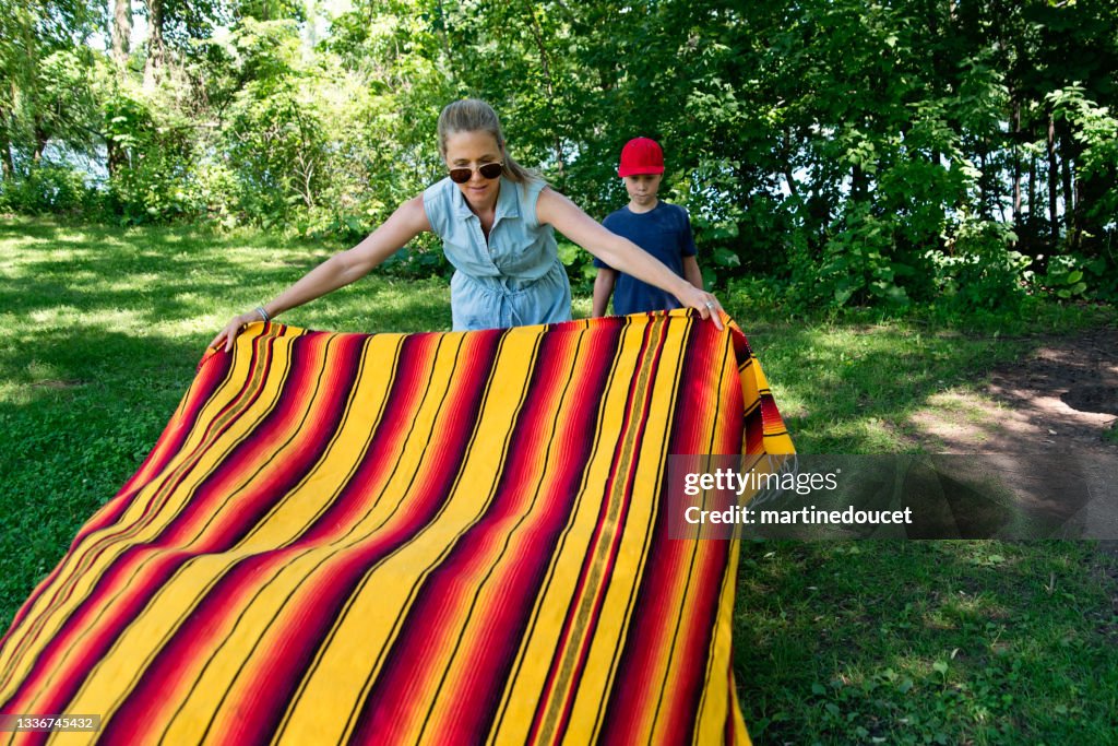 Mutter macht im Sommer ein Picknick im öffentlichen Park.