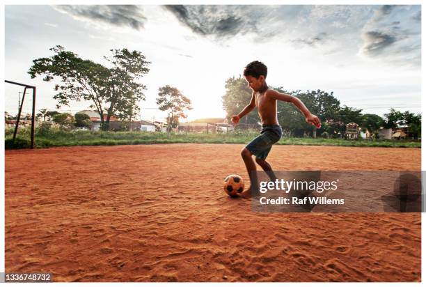 boy playing soccer, brazil - barefoot boy fotografías e imágenes de stock