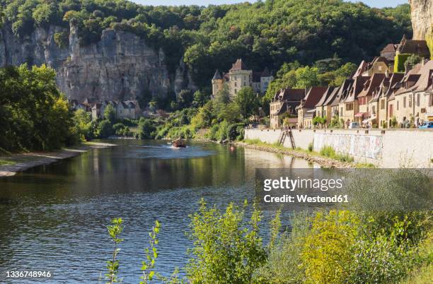 france, dordogne, la roque-gageac, historical village on bank of dordogne river in summer - périgord photos et images de collection