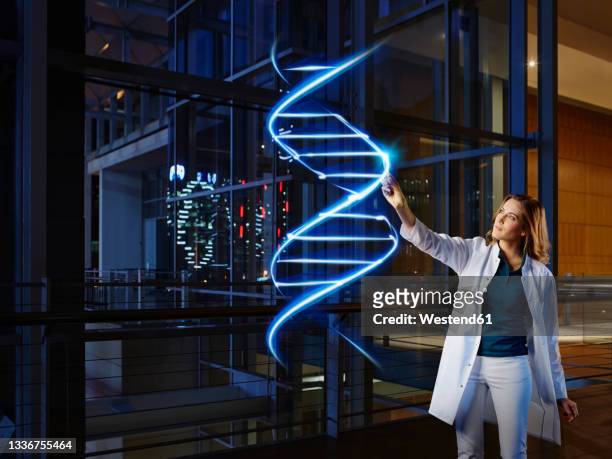 female doctor examining dna in laboratory at hospital - recherche génétique photos et images de collection