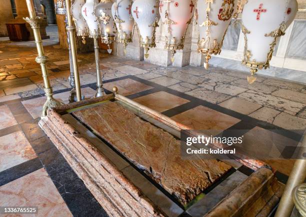 stone of anointing in the church of the holy sepulchre - resurrection religion 個照片及圖片檔