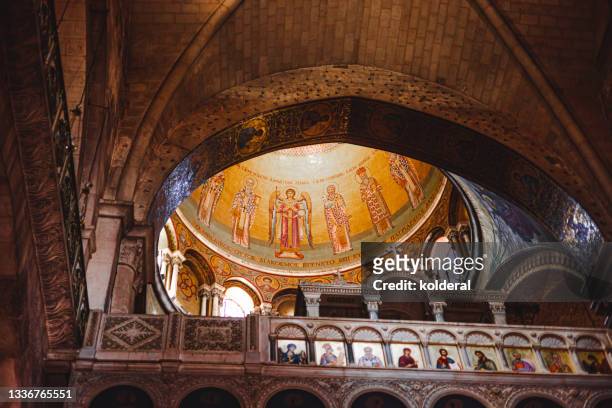 interior of the church of the holy sepulchre in jerusalem - church of the holy sepulchre fotografías e imágenes de stock