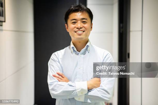 portrait of a japanese male employee - asian male smiling foto e immagini stock