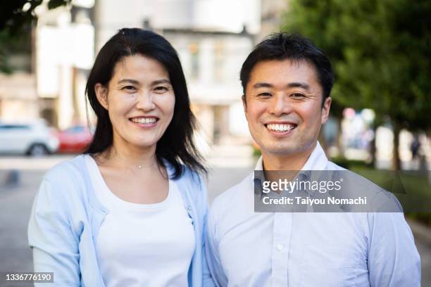 a japanese couple who get along well - 夫婦 ストックフォトと画像