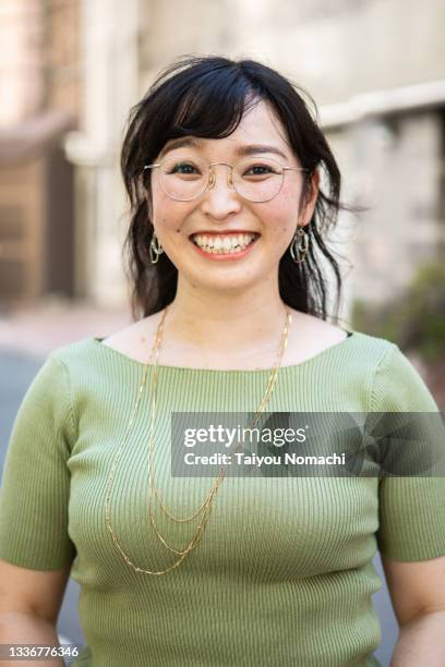 portrait of a businessperson - 女性　日本人　笑顔　30代 ストックフォトと画像