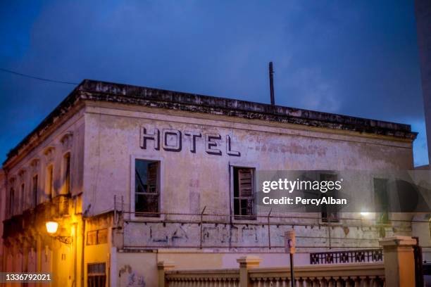 hotel abbandonato nel centro di old san juan - decadente foto e immagini stock