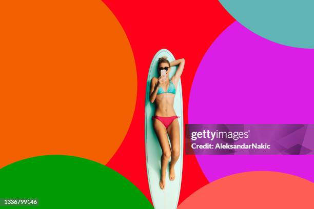 surfing the internet and surfing the ocean - imagem a cores imagens e fotografias de stock