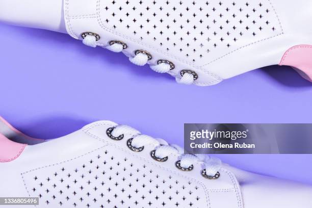 white sneakers on bright background close-up - paarse schoen stockfoto's en -beelden