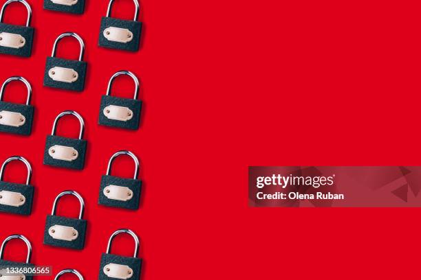 pattern with modern locks on a red background - keep imagens e fotografias de stock