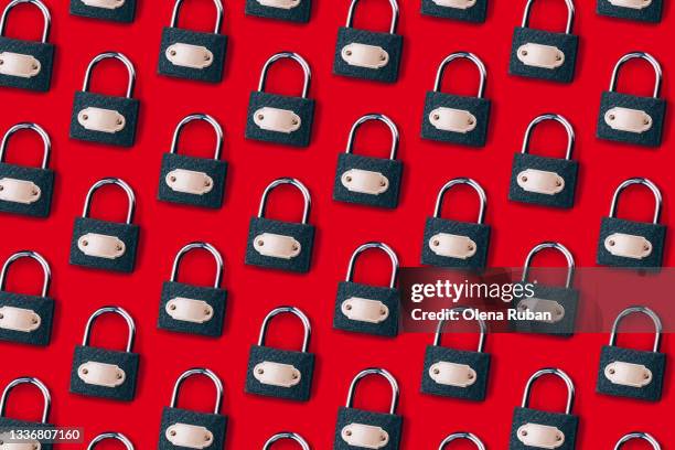 pattern with modern locks on a red background - keep fotografías e imágenes de stock
