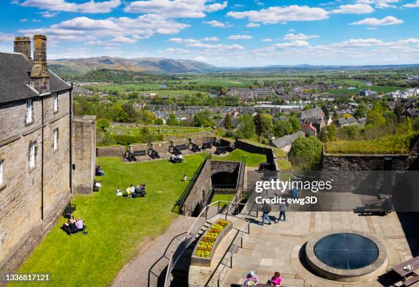 view of the castle courtyard and around the city of sterling - central scotland 個照片及圖片檔