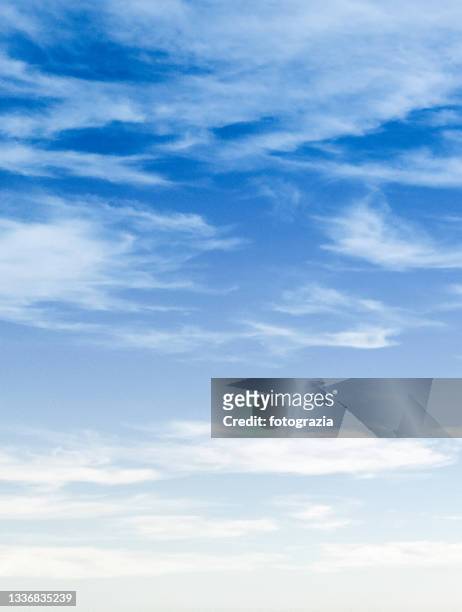 blue sky with white fluffy clouds - bewolkt stockfoto's en -beelden