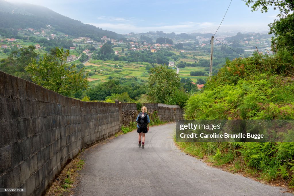 Junge Frau beim Wandern auf dem Weg, Pontevedra, Spanien