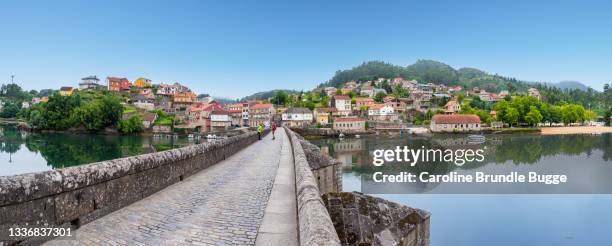 junge frau beim wandern auf dem weg, pontevedra, spanien - provinz pontevedra stock-fotos und bilder