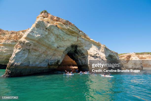 cueva de benagil, algarve, portugal - carvoeiro fotografías e imágenes de stock