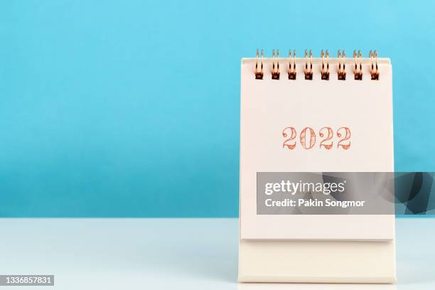 calendar desk 2022 for organizer to plan and reminder on wooden table with blue color background. - week one foto e immagini stock