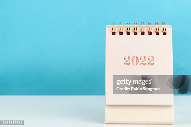 calendar desk 2022 for organizer to plan and reminder on wooden table with blue color background. - week one stockfoto's en -beelden