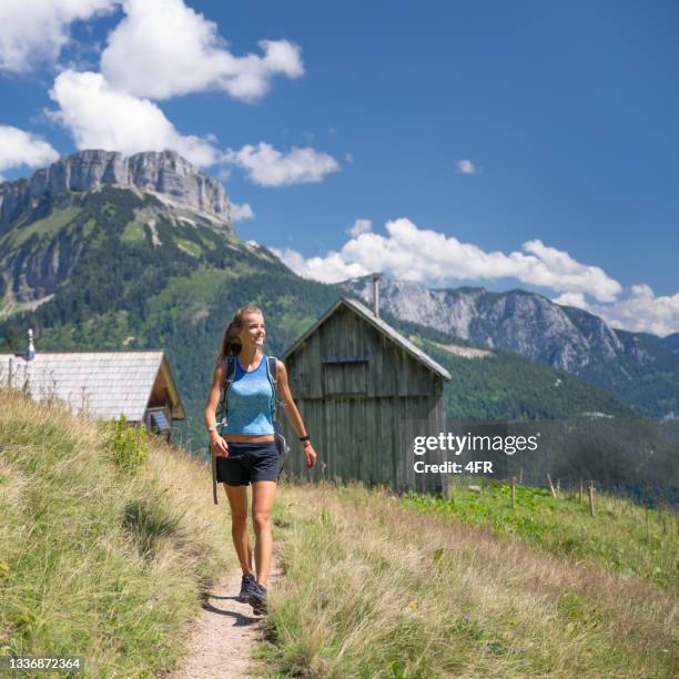 frauenwanderung durch die österreichischen alpen, ausseerland, salzkammergut, altaussee, österreich - österreich durchblick stock-fotos und bilder