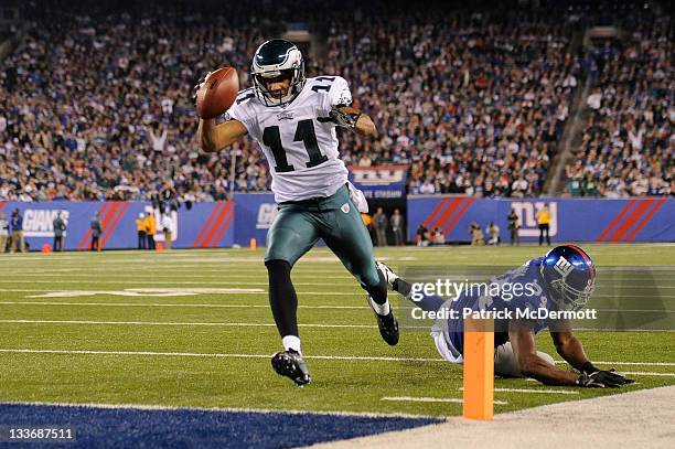 Steve Smith of the Philadelphia Eagles scores on a 14-yard touchdown pass in the second quarter against Mathias Kiwanuka of the New York Giants at...