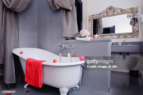 bathroom - red tub 個照片及圖片檔