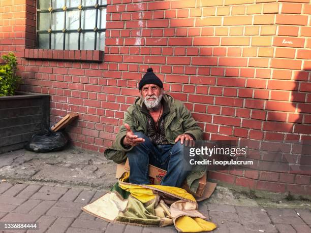 um homem mendigo muito velho estendendo a mão para o dinheiro - homeless person - fotografias e filmes do acervo