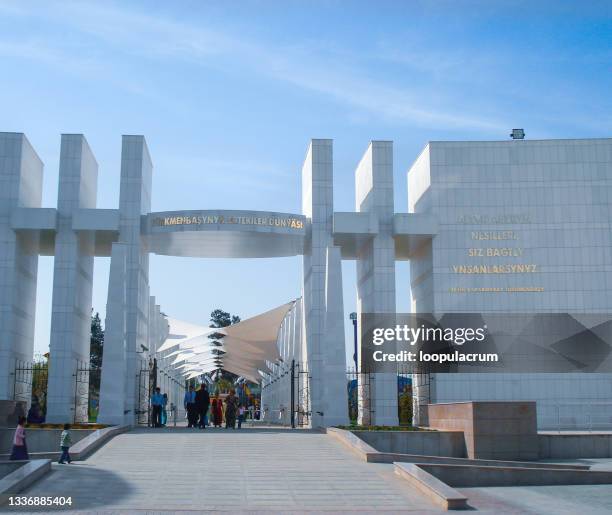 enorme puerta de un parque de atracciones en turkmenistán - ashgabat turkmenistan fotografías e imágenes de stock