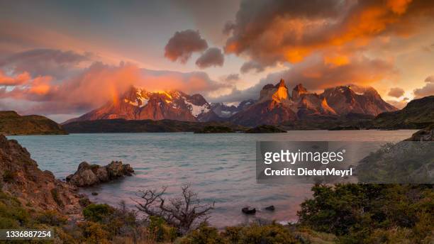 lago pehoe y picos cuernos por la mañana, parque nacional torres del paine, chile - patagonia fotografías e imágenes de stock