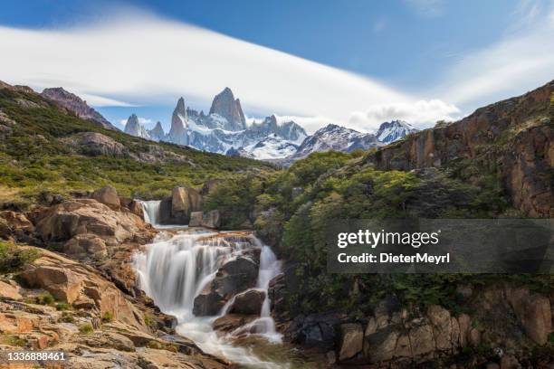 fitz roy cascades and mount fitz roy - cuernos del paine stockfoto's en -beelden