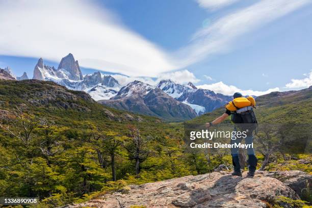 homme avec sac à dos debout sur le rocher en vue du mont fitz roy en patagonie - province de santa cruz argentine photos et images de collection